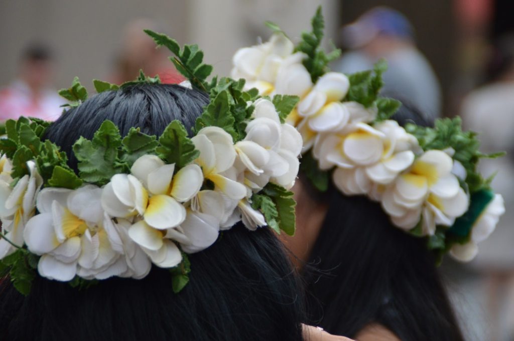 corona de flores hawaiana